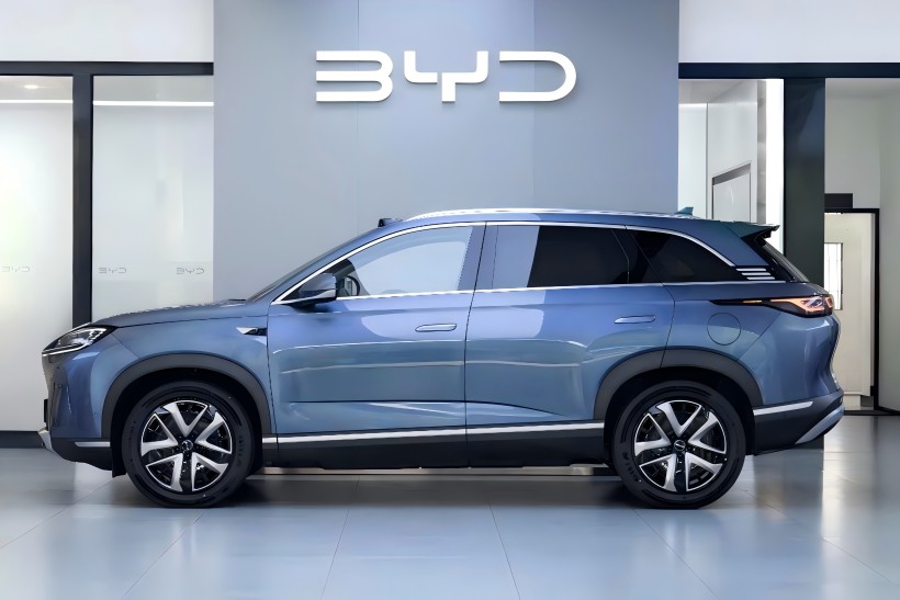 Inteligentna wersja jazdy BYD SEAL 07 DM-I, z szacunkową ceną początkową 250 000 juanów i oczekuje się, że wkrótce trafi na rynek, dotarła do dealerów.
