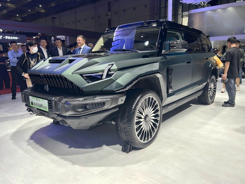 2025 Shanghai Auto Show: Mengshi 917 Jiaolong Battle Armor Long - Edycja rozstawu osi kosztuje 1,098 miliona juanów i jest ograniczona do 199 jednostek.